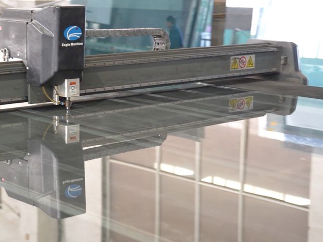 用于精密玻璃加工的数控玻璃切割机