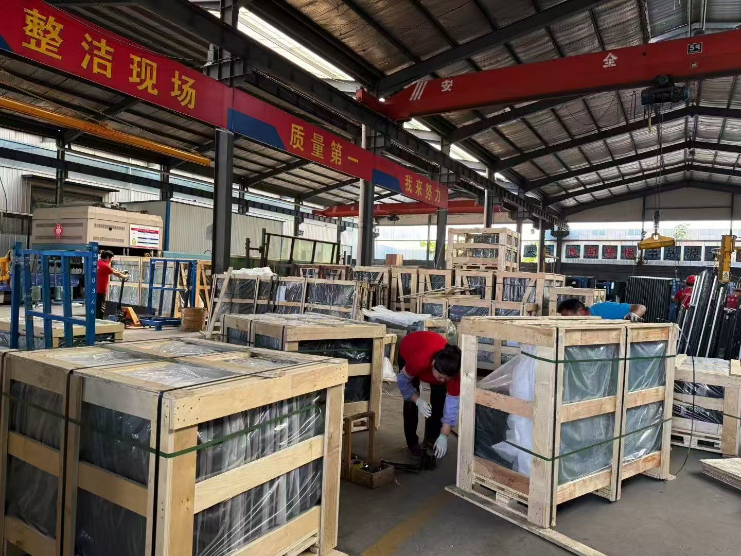 每个玻璃面板之间放置软木垫以防止摩擦