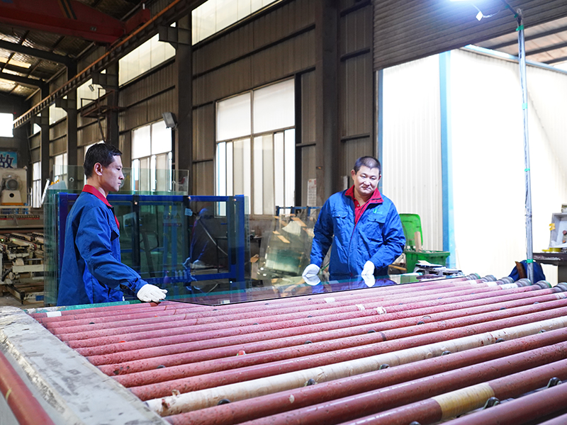 经验丰富的建筑玻璃生产团队在工厂工作